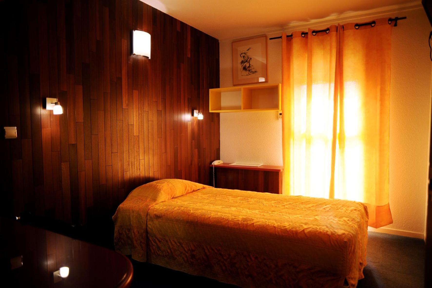 Logis Hotel Horus Restaurant Les Bruyeres Toulenne ภายนอก รูปภาพ